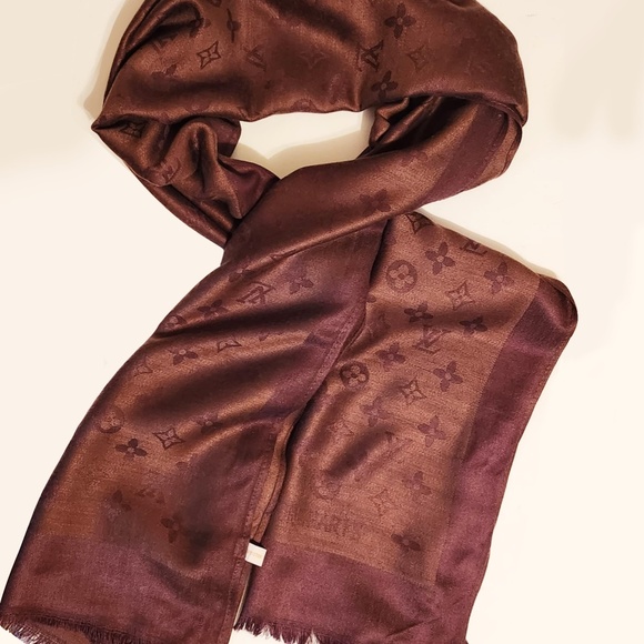 Louis Vuitton Monogram Shine Shawl - Picture 6 of 6